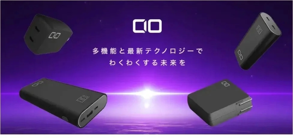 紫色の背景に、ブランドロゴ「CO」が記された黒色の電子機器
