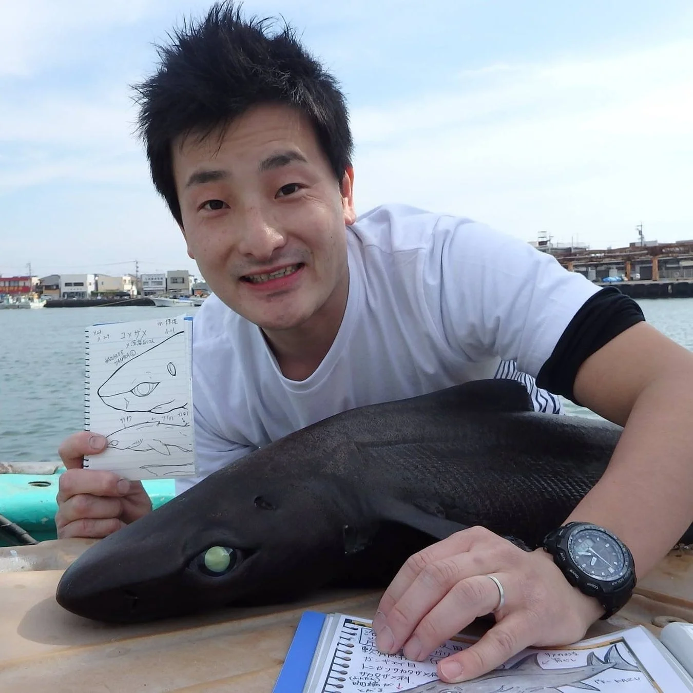 サメを抱える男性