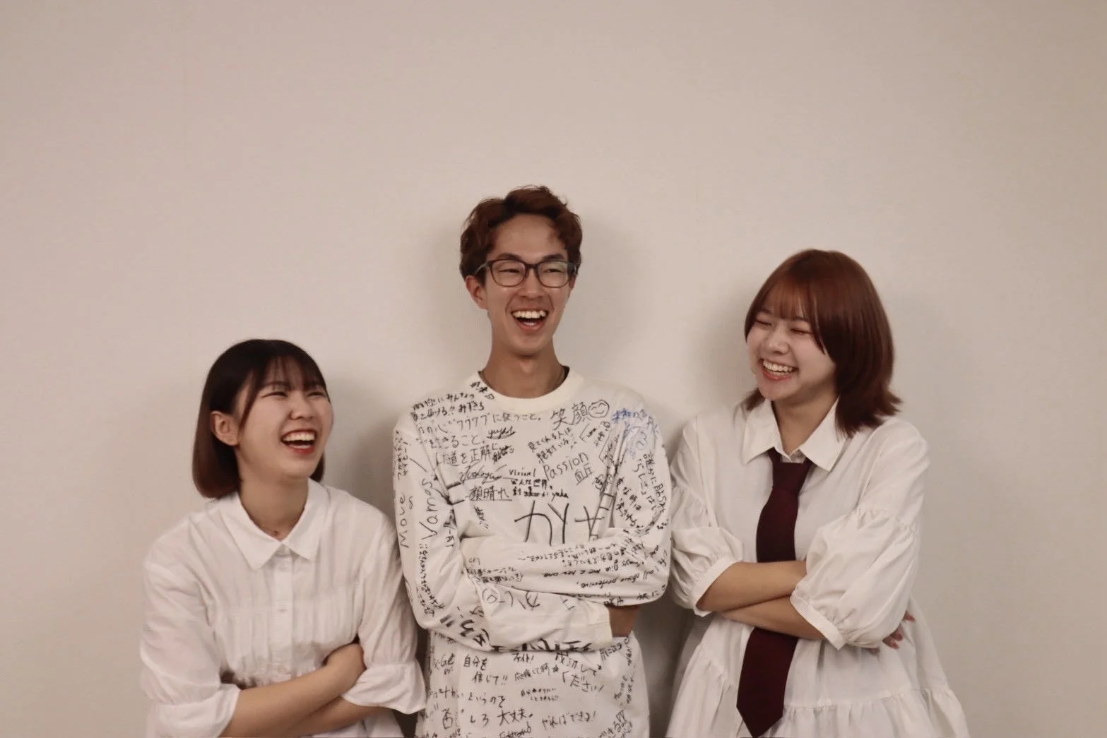 SAIKOUのメンバーと思われる3人の笑顔の写真