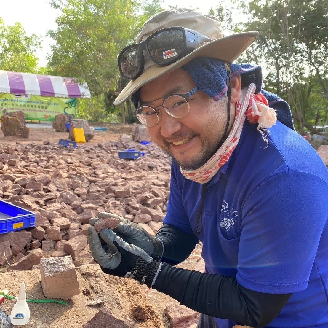 恐竜発掘現場の男性