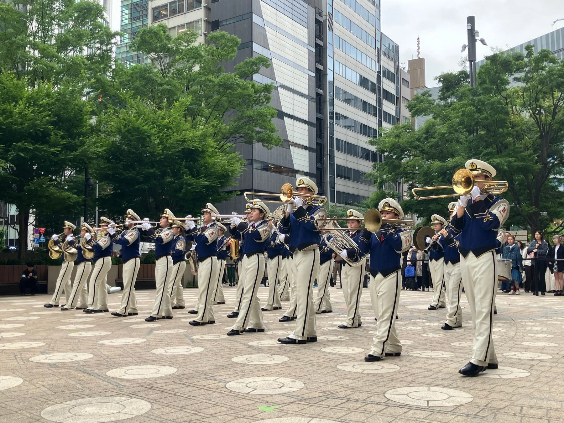 都市の広場で演奏する吹奏楽団