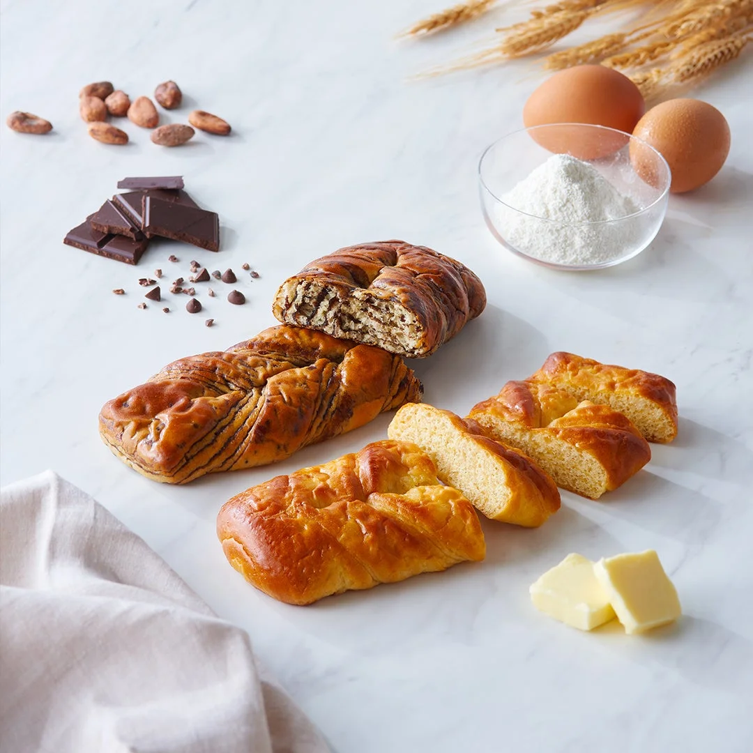 チョコレートが練り込まれたパンとプレーンなパンが並び、パン材料も添えられている