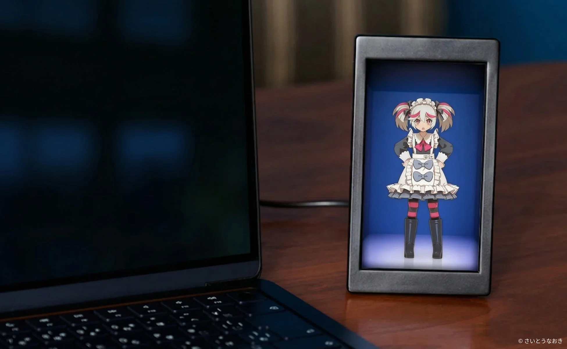 ノートパソコンの横に置かれた小型ディスプレイに、メイド服を着たアニメキャラクターが映し出されています