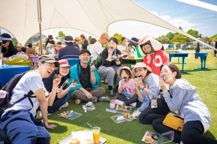 運動会でピクニックを楽しむ人々