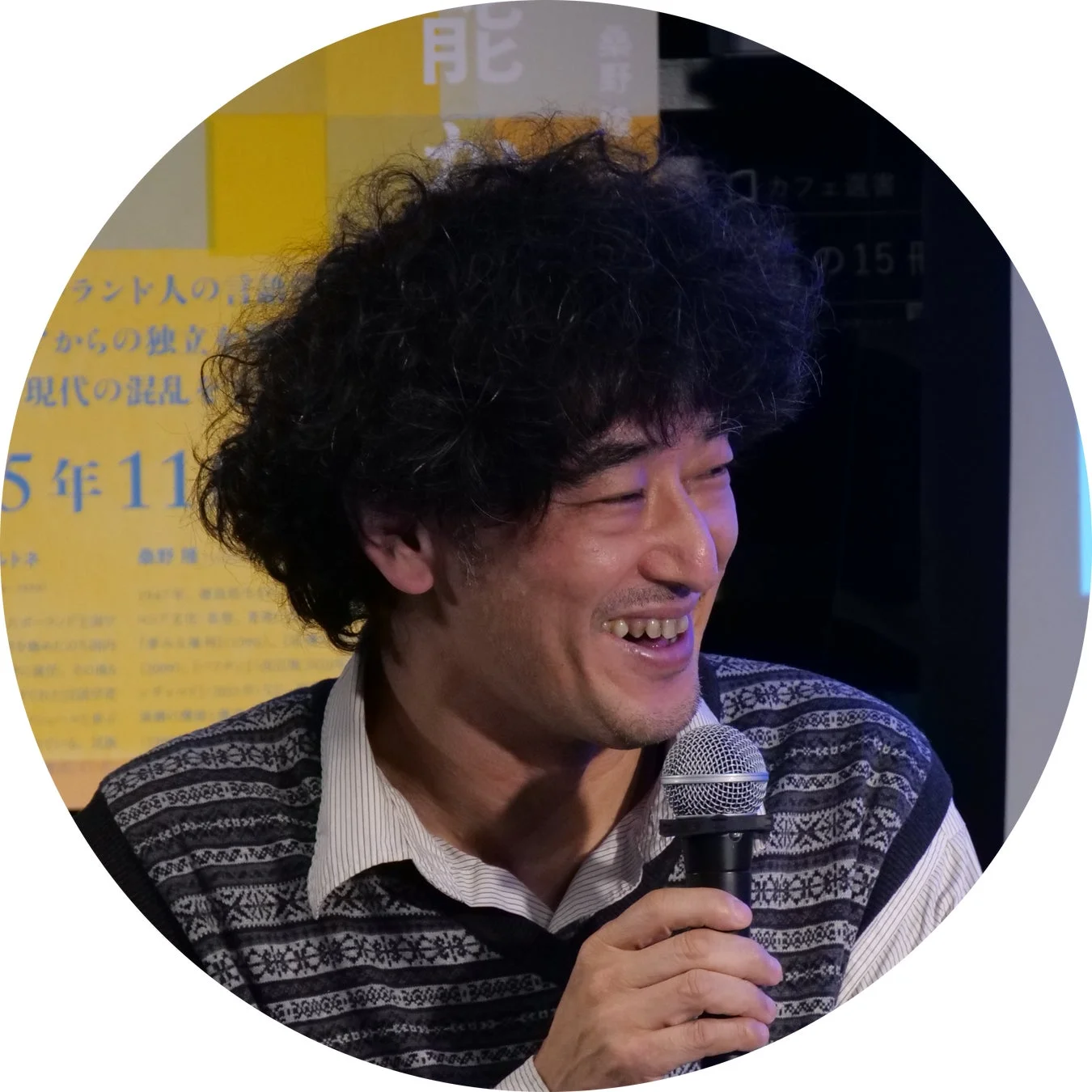 くるくるパーマの男性