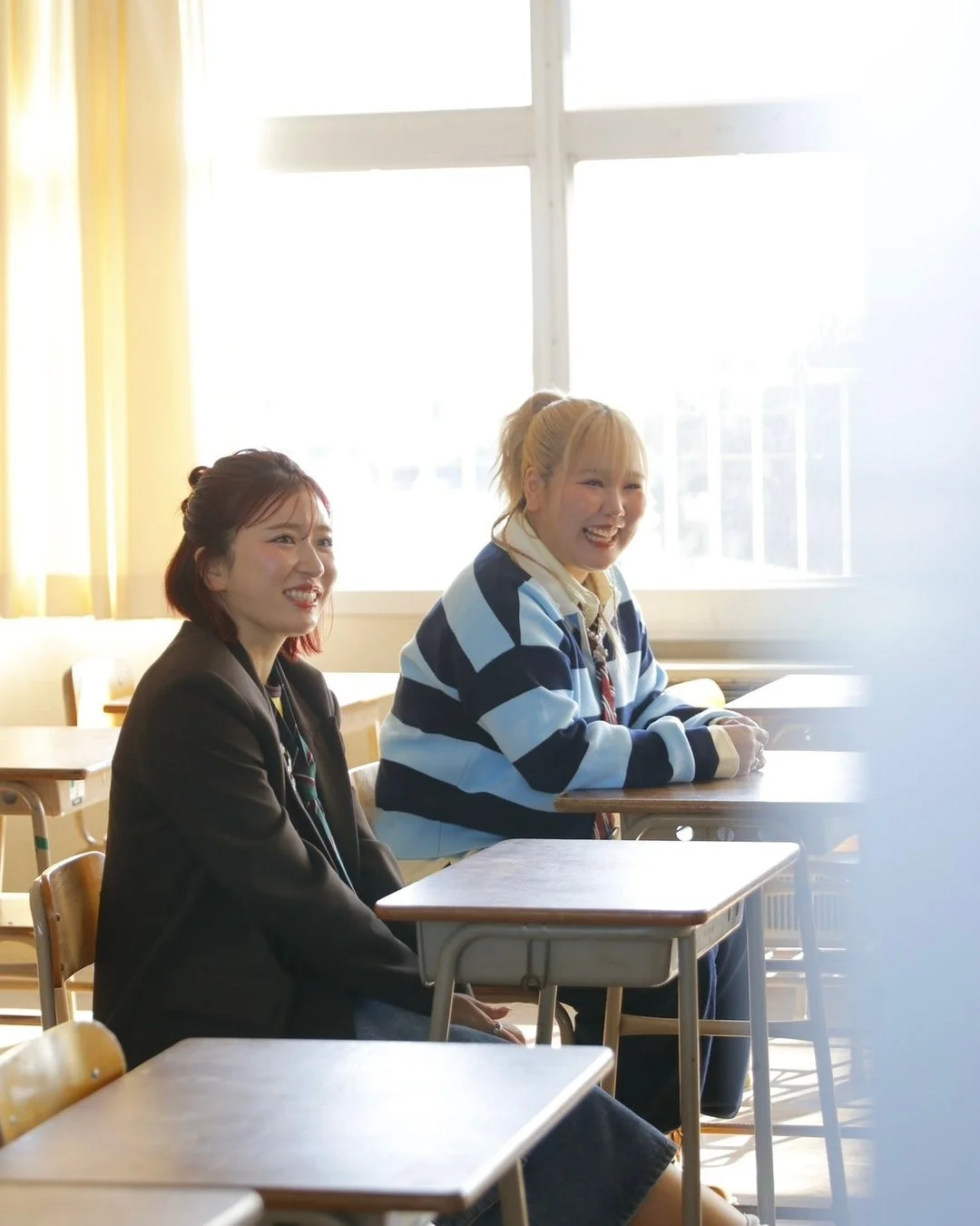 教室で笑顔の女性二人組