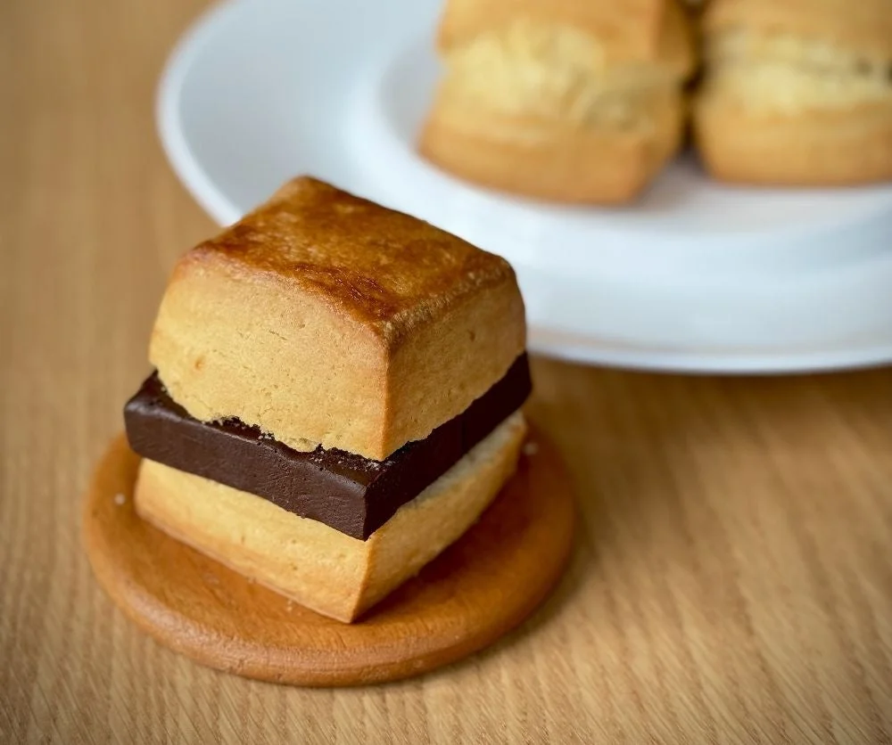 CAFÉ de ROMANの生チョコサンドスコーン