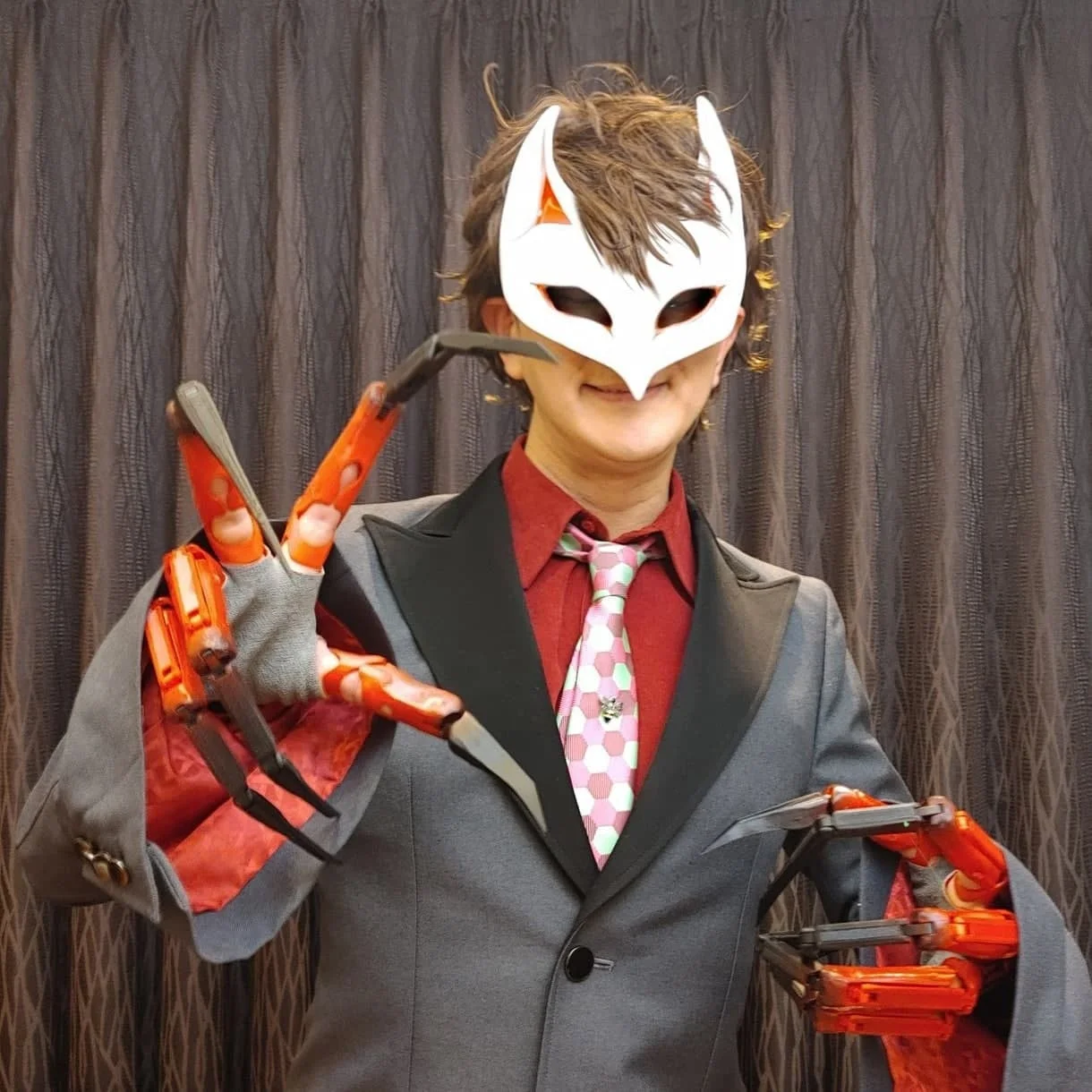 狐の面をつけたヘルドクターくられ氏