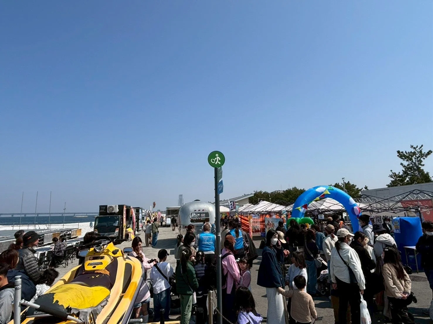 ジェットスキーと人混み