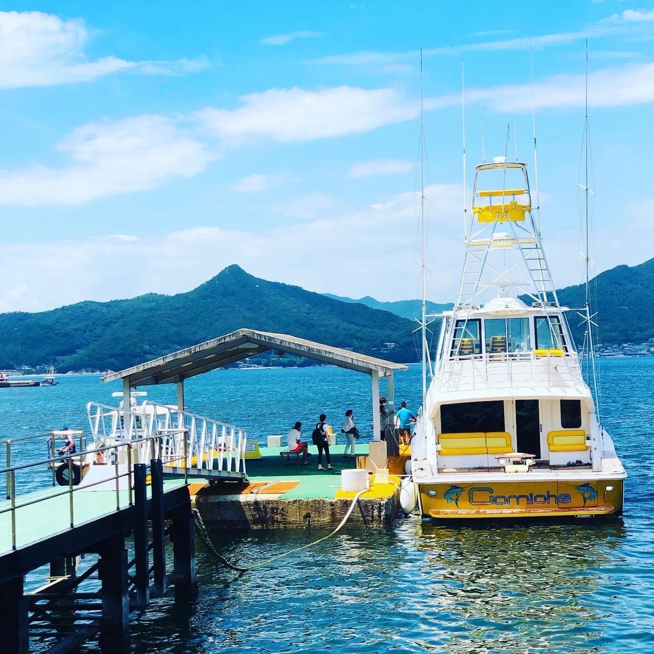 ヨットが停泊する桟橋