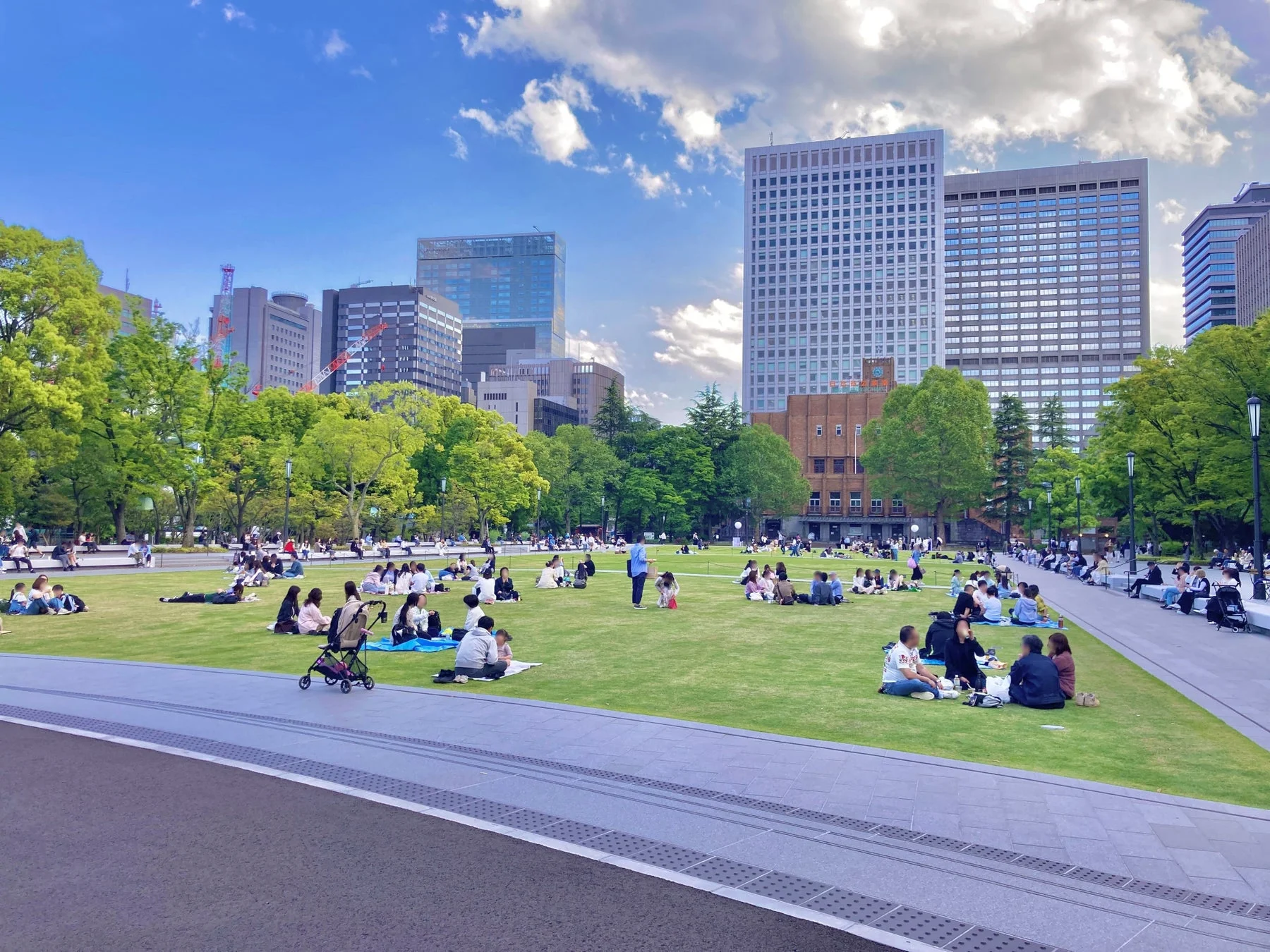 日比谷公園でくつろぐ人々