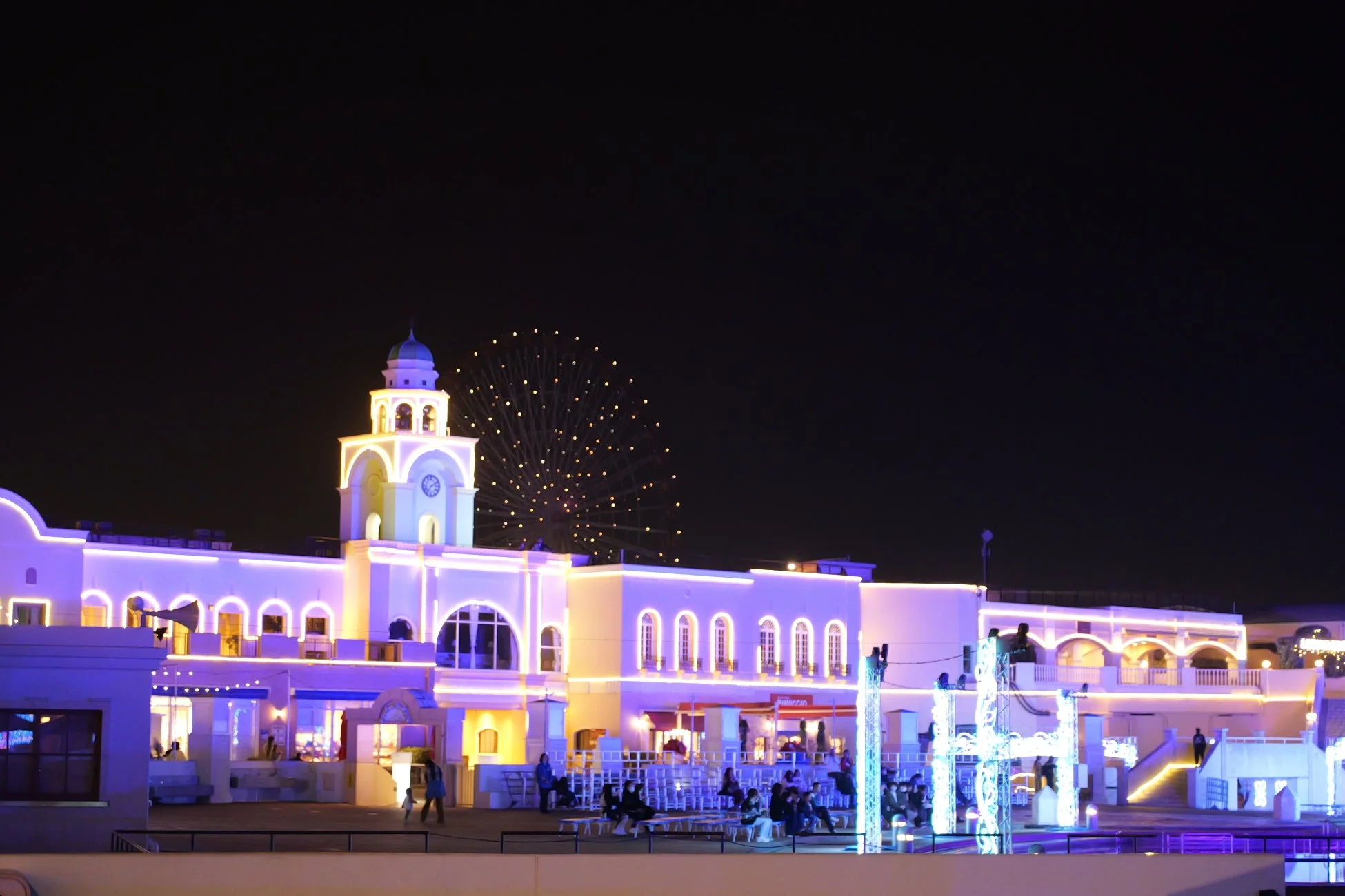 夜景、観覧車、時計台、人々