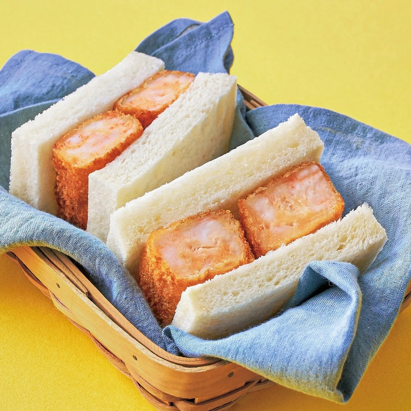 バスケットに入った海老カツサンド