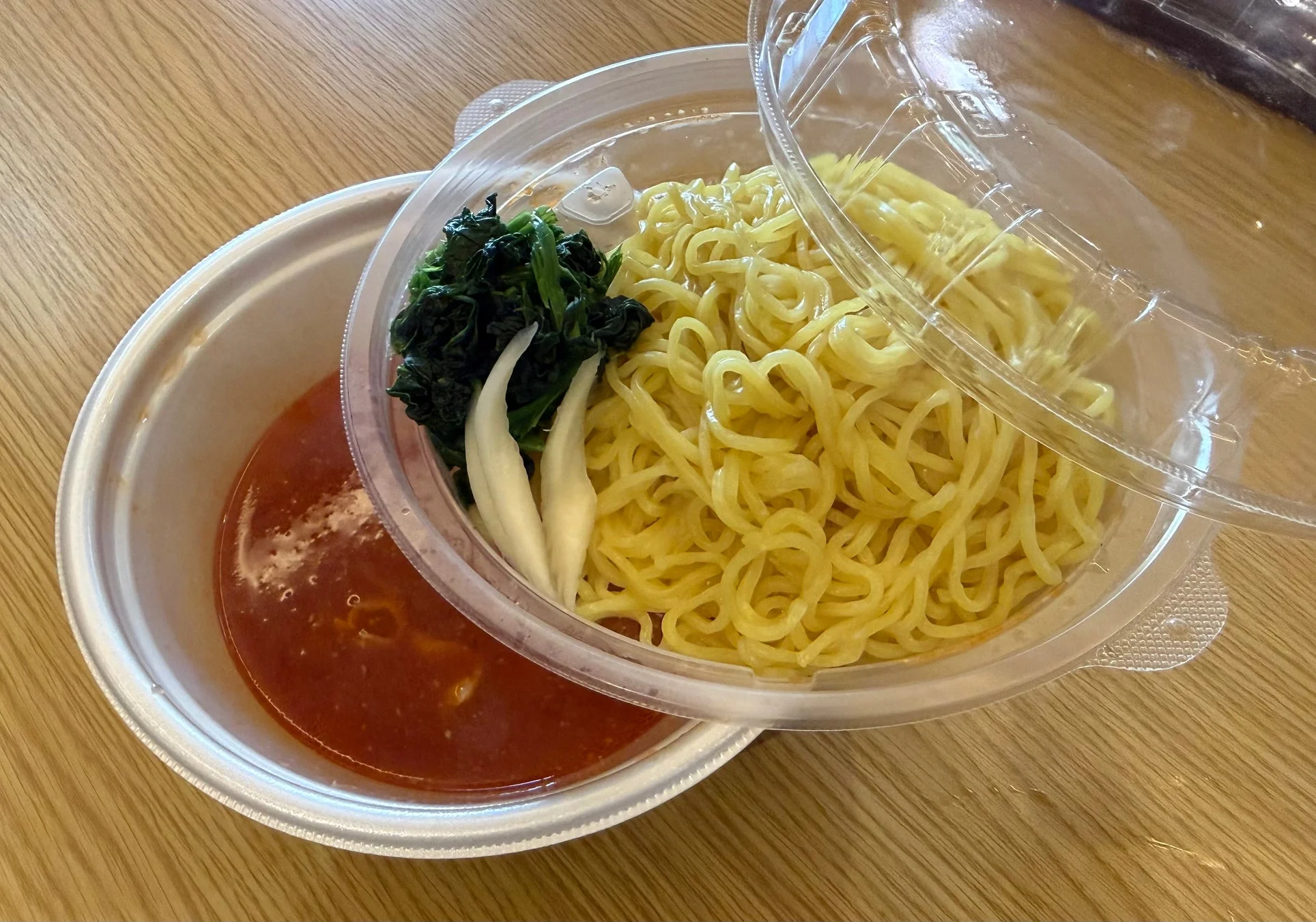 テイクアウト容器に入った麺料理