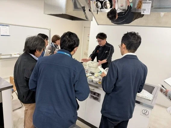 シェフが参加者に調理のデモンストレーションを行っている様子