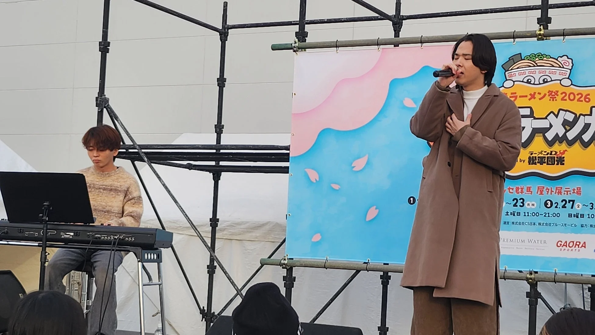 屋外ステージの音楽パフォーマンス