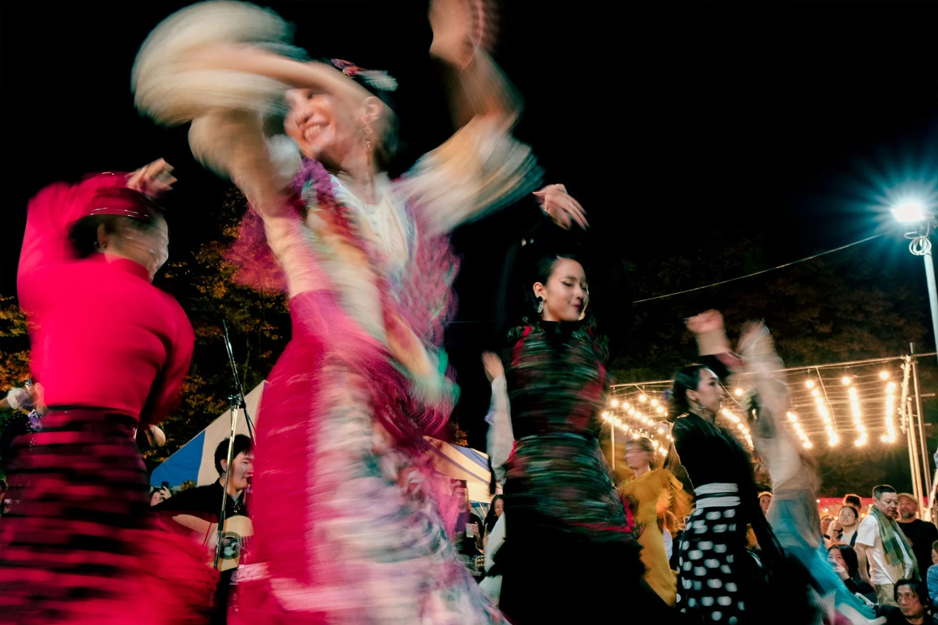 夜のイベントで踊るフラメンコダンサーたち