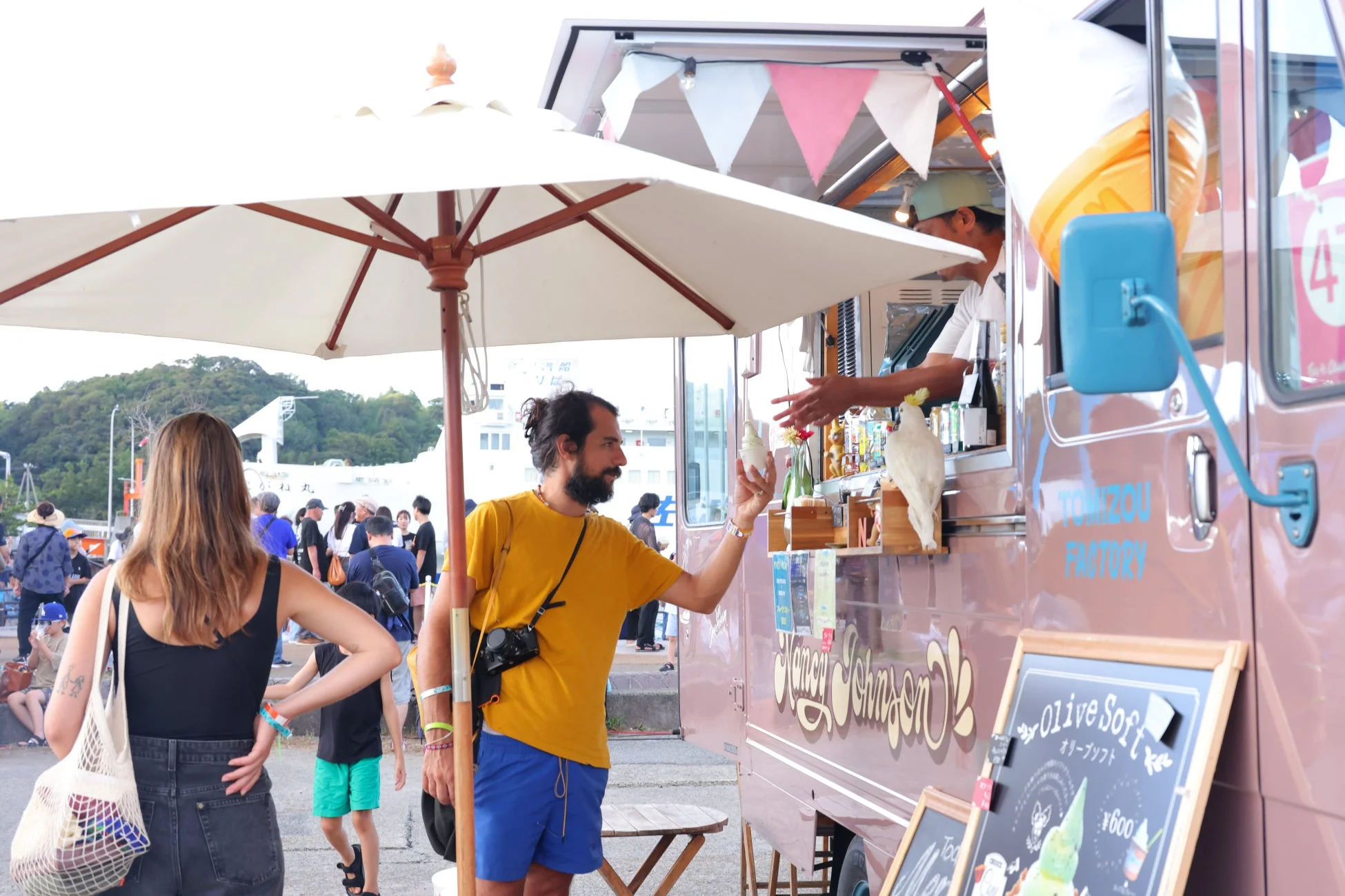 フードトラックと賑わう屋外マーケット