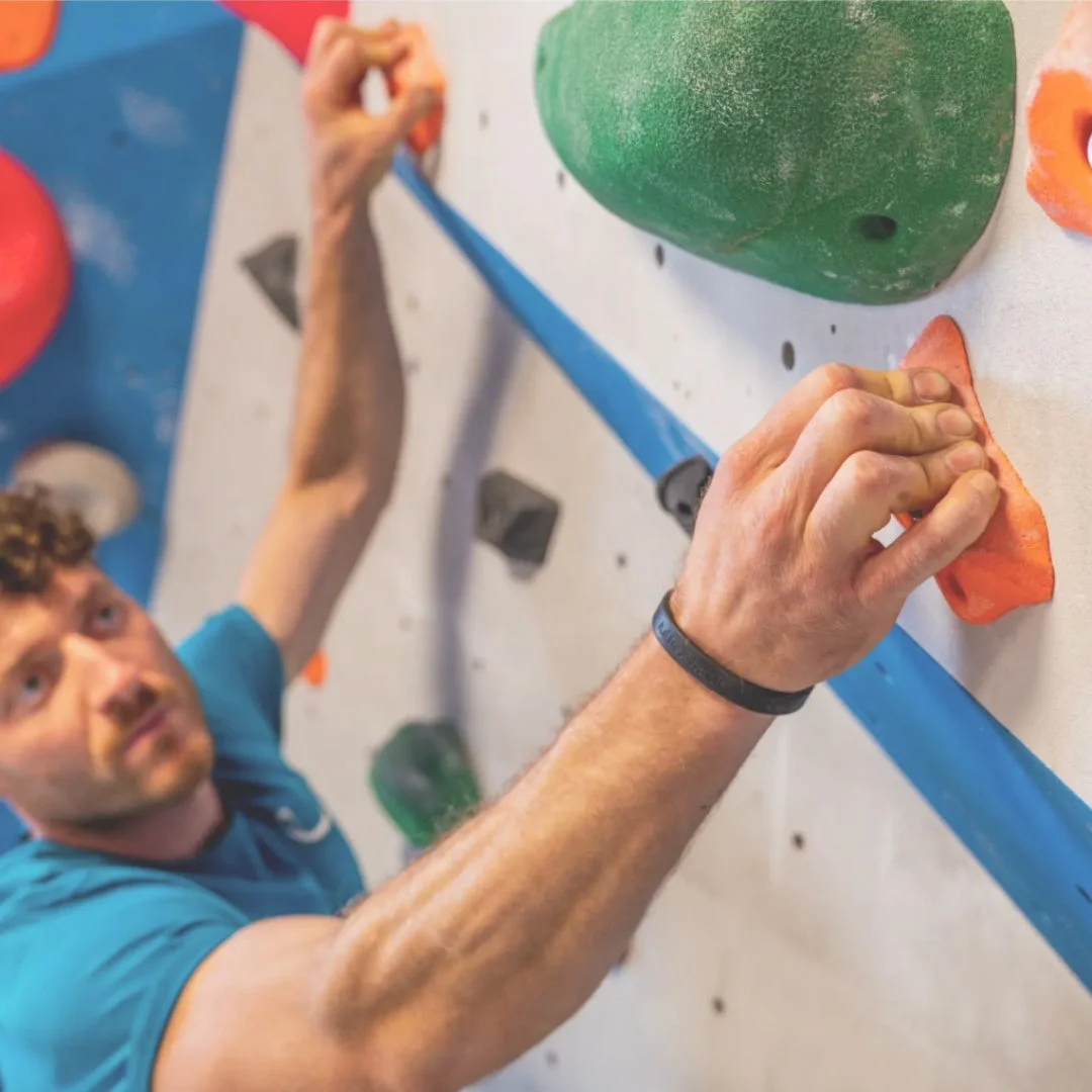 ボルダリングをしている男性