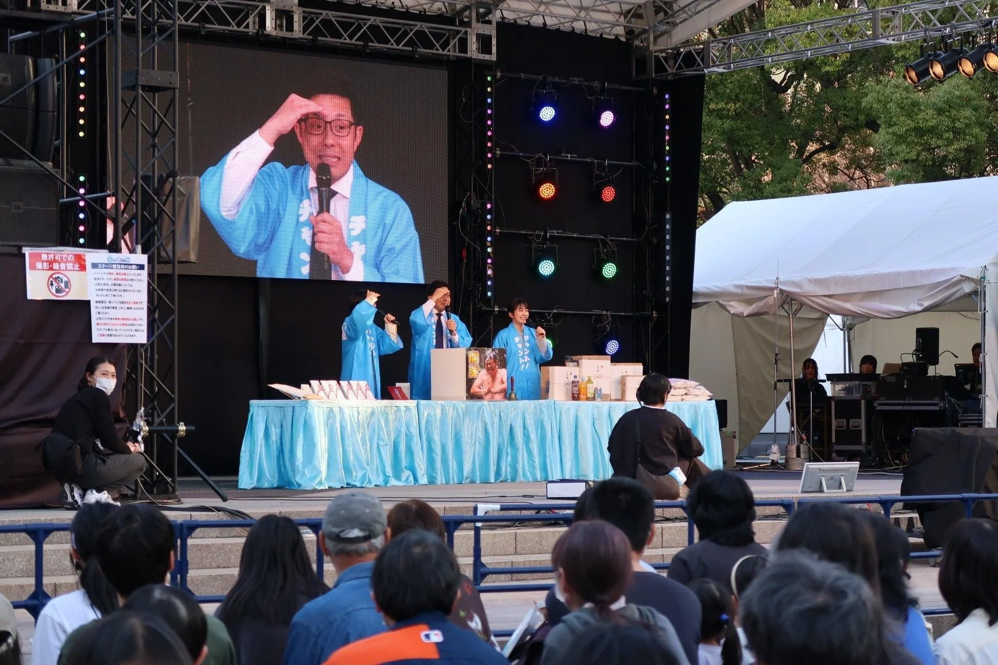 屋外ステージで行われているイベントの様子