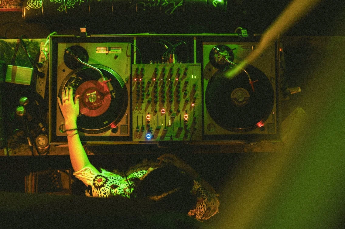 DJがターンテーブルを操作する様子