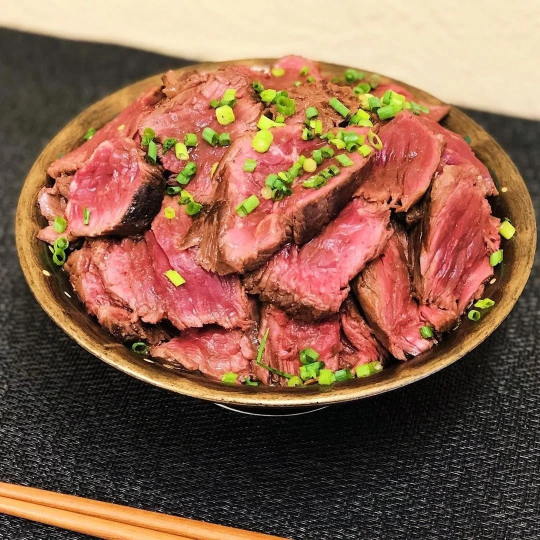 鮮やかな赤身が食欲をそそるローストビーフが、たっぷりと盛り付けられた一皿