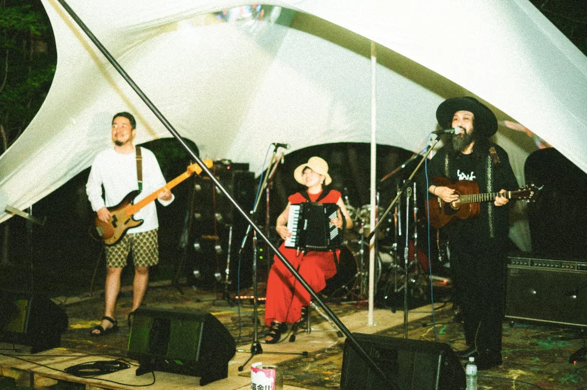テント下でのバンド演奏