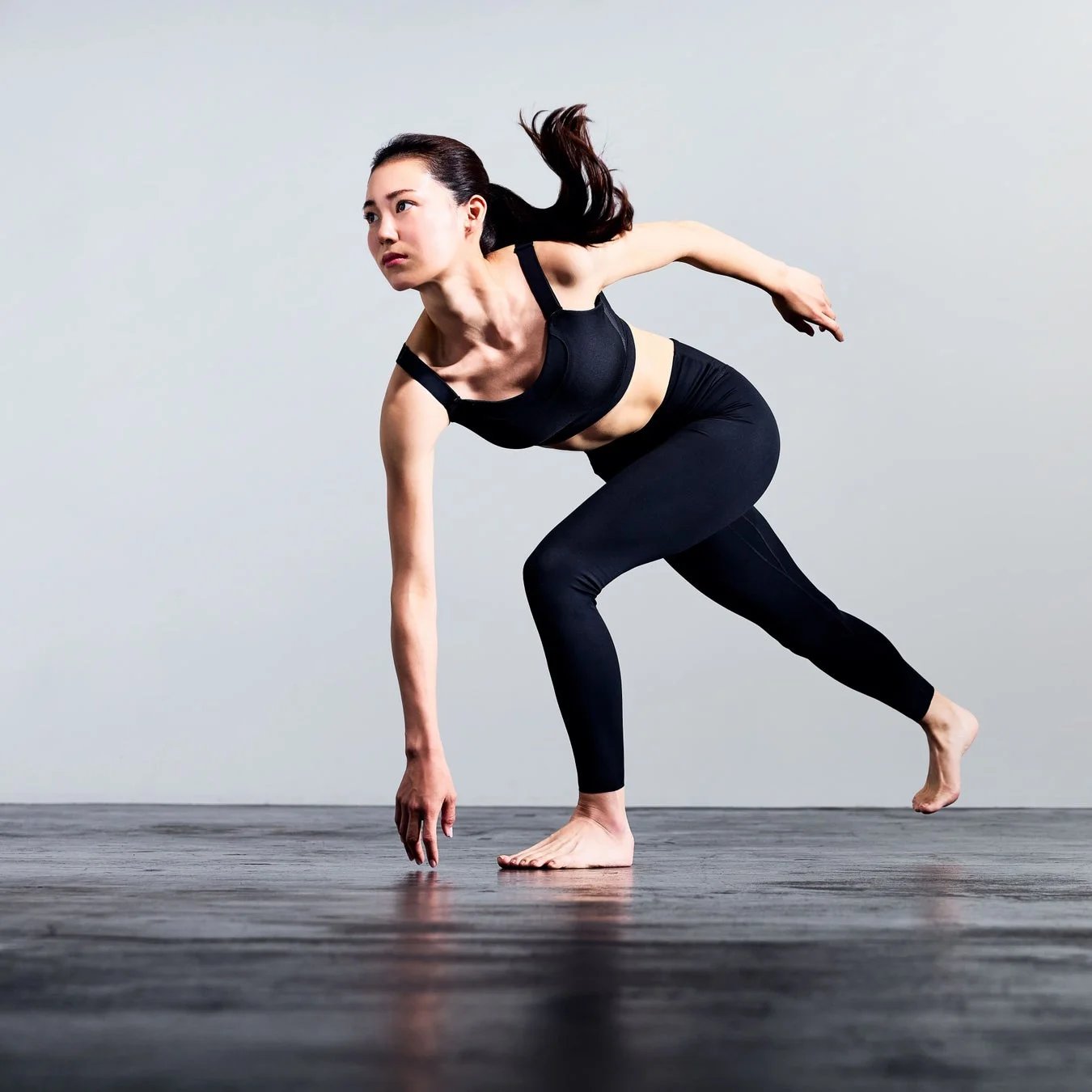 ダイナミックなポーズを取る女性