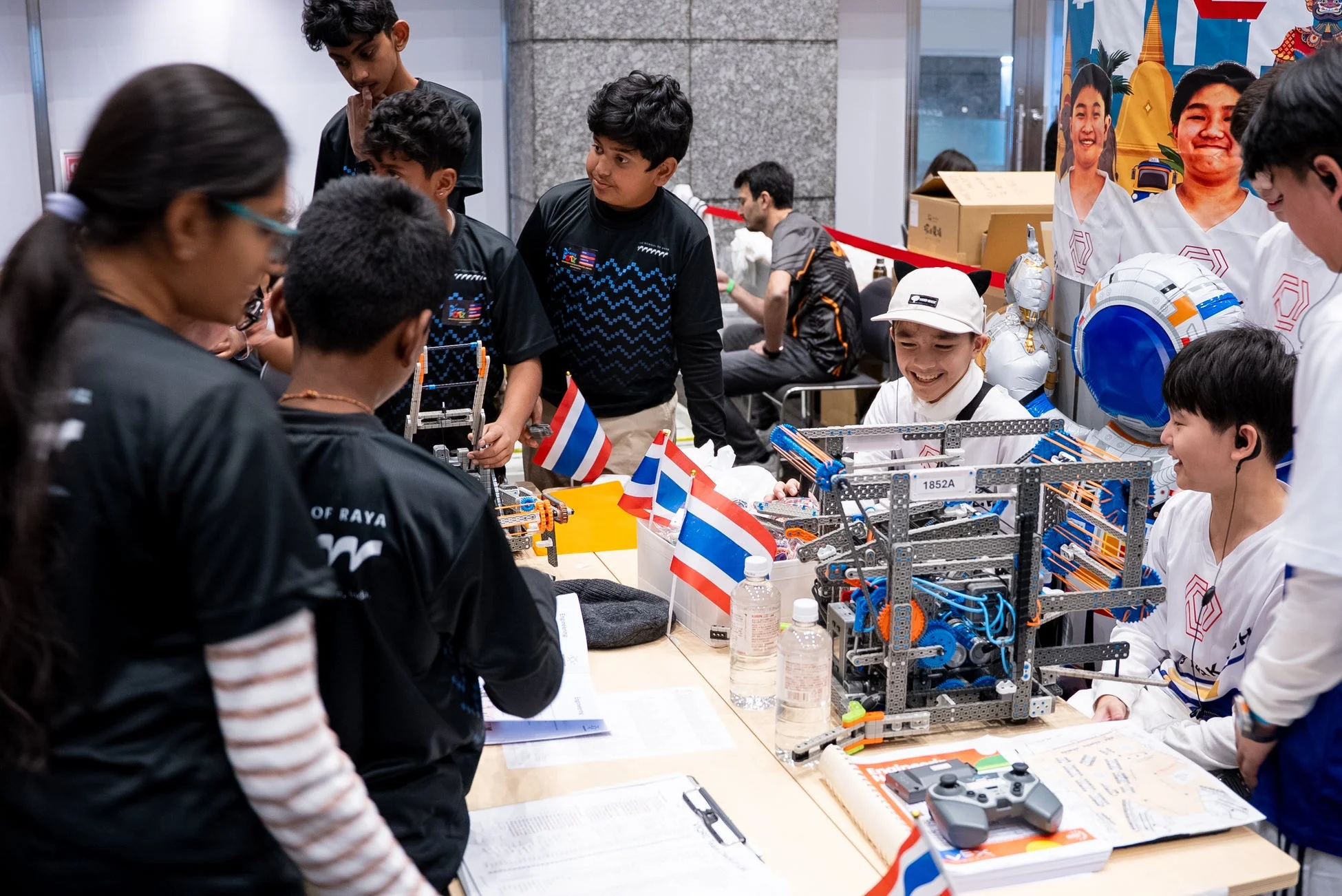 タイの学生たちがロボット競技会に参加している様子。