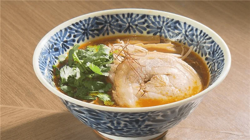 チャーシュー、パクチー、メンマ、もやしがトッピングされたラーメン