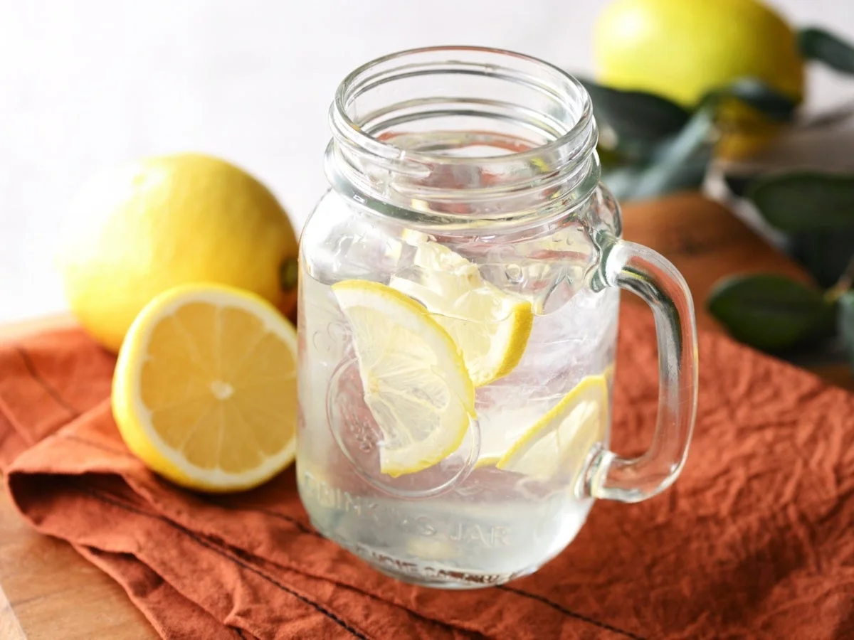 レモンスライスと氷が入ったガラスジャーのレモン水