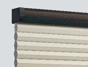 クリーム色のハニカムシェードが取り付けられている様子を上部から捉えた画像です。プリーツ状の生地とダークなヘッドレールが特徴で、シンプルで機能的な窓装飾を示しています。