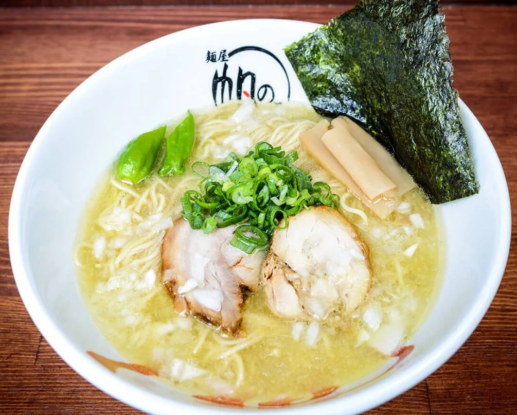 白い丼に入ったラーメン