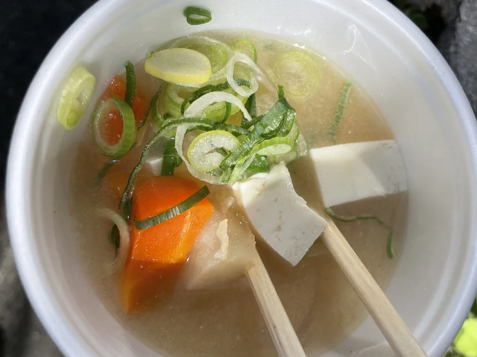 白い器に入った温かい日本の汁物