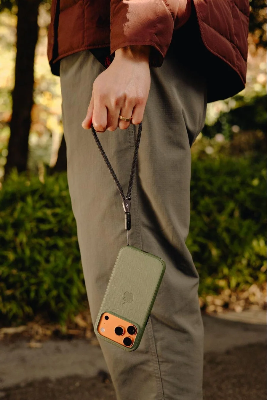 iPhoneを持つ男性