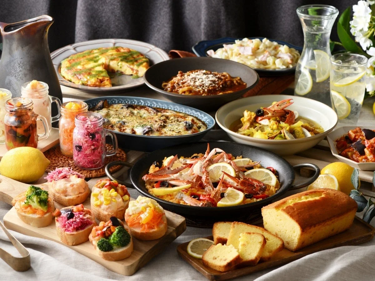 色とりどりの料理が並べられたテーブル