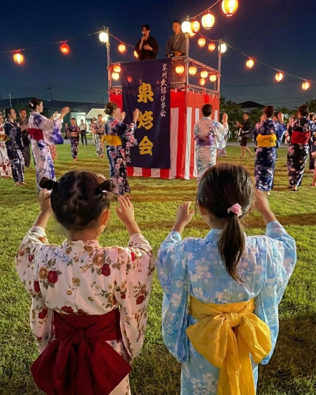 夜の盆踊り会場