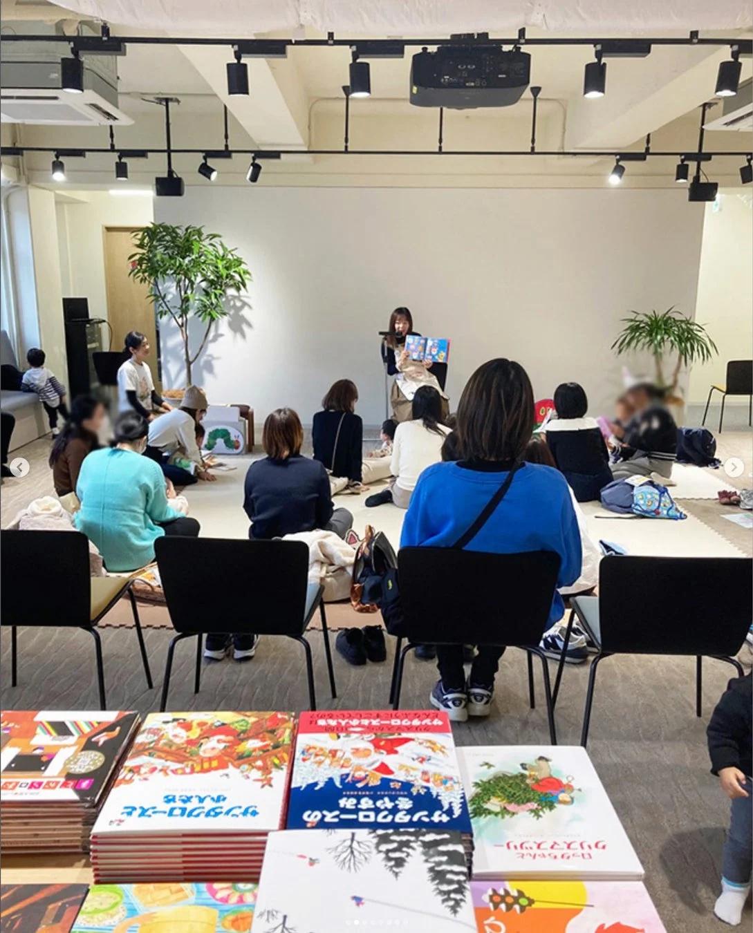 絵本読み聞かせの様子