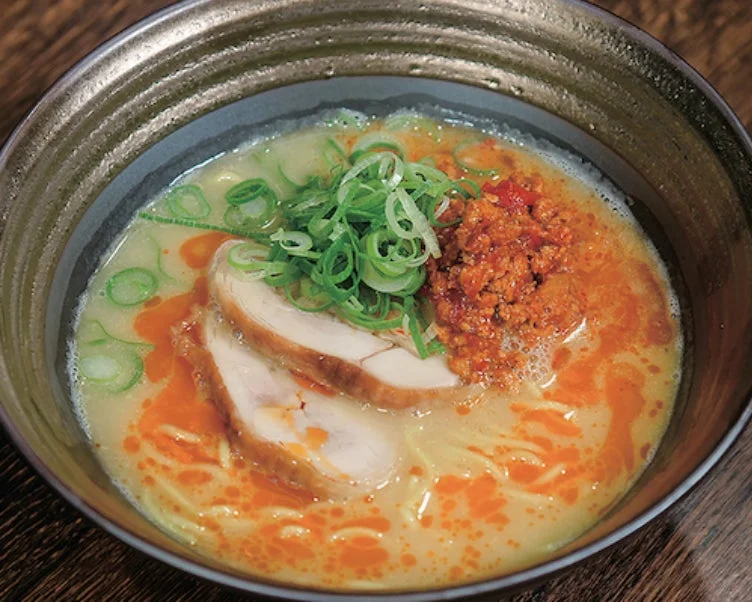 クリーミーなスープに鶏肉のチャーシュー、青ネギ、そして辛そうな肉味噌がたっぷりとトッピングされたラーメン