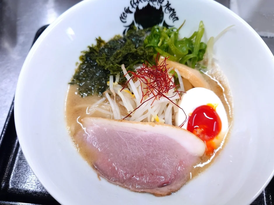 鴨肉のチャーシュー、半熟卵などがトッピングされた醤油ベースのラーメン