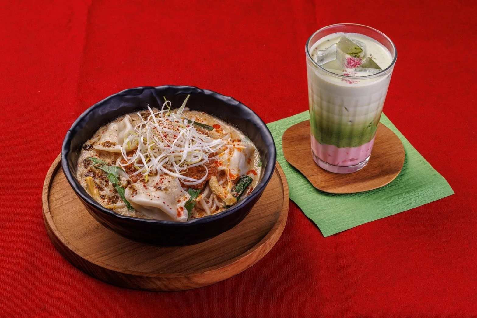 麺料理と三層に分かれたカラフルなドリンク