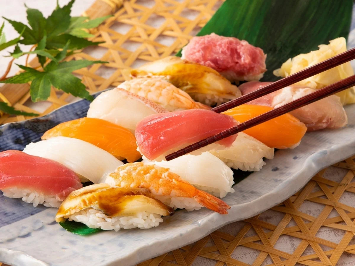 様々な種類のネタが盛り付けられた握り寿司