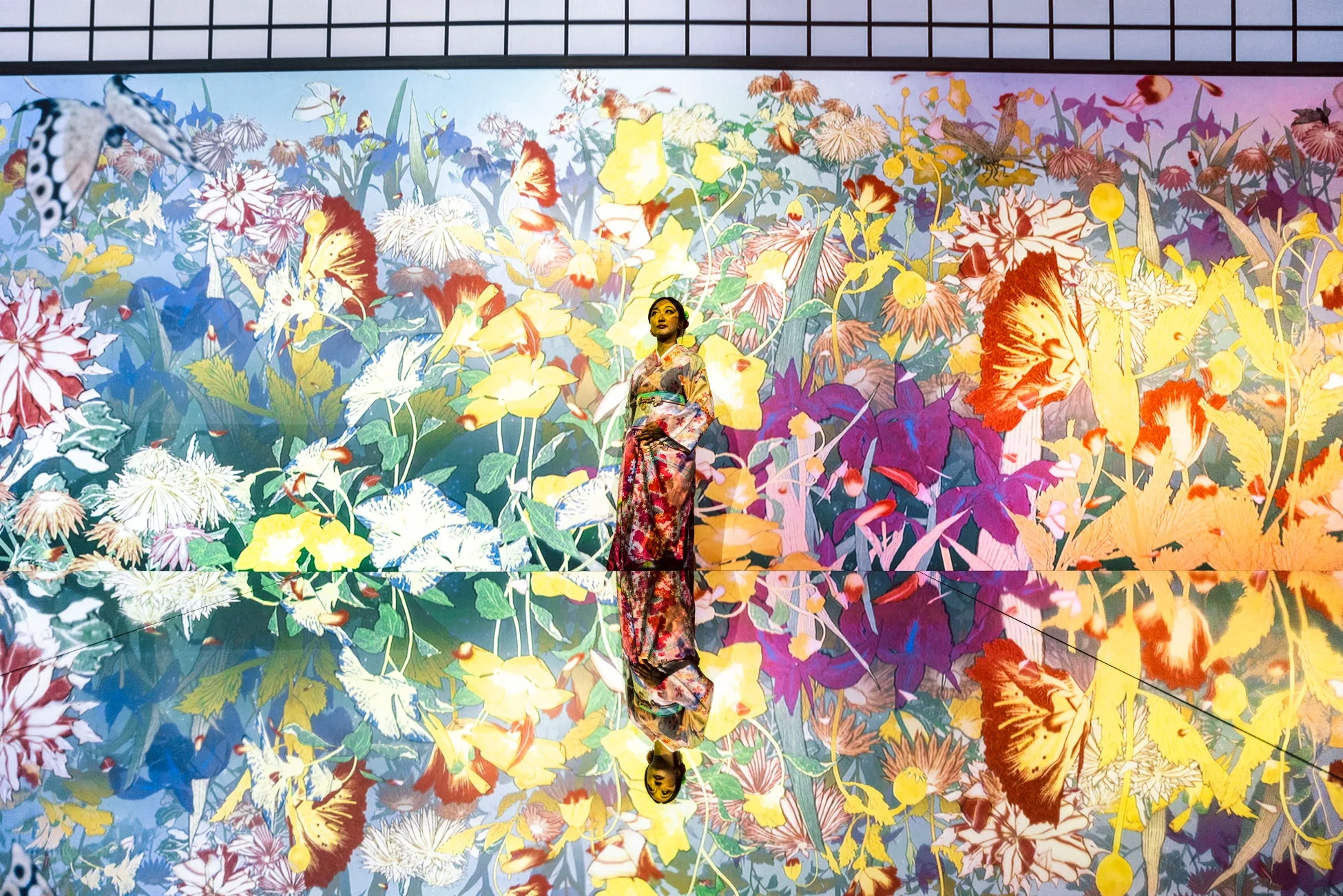 花と蝶のアート空間と着物姿の女性