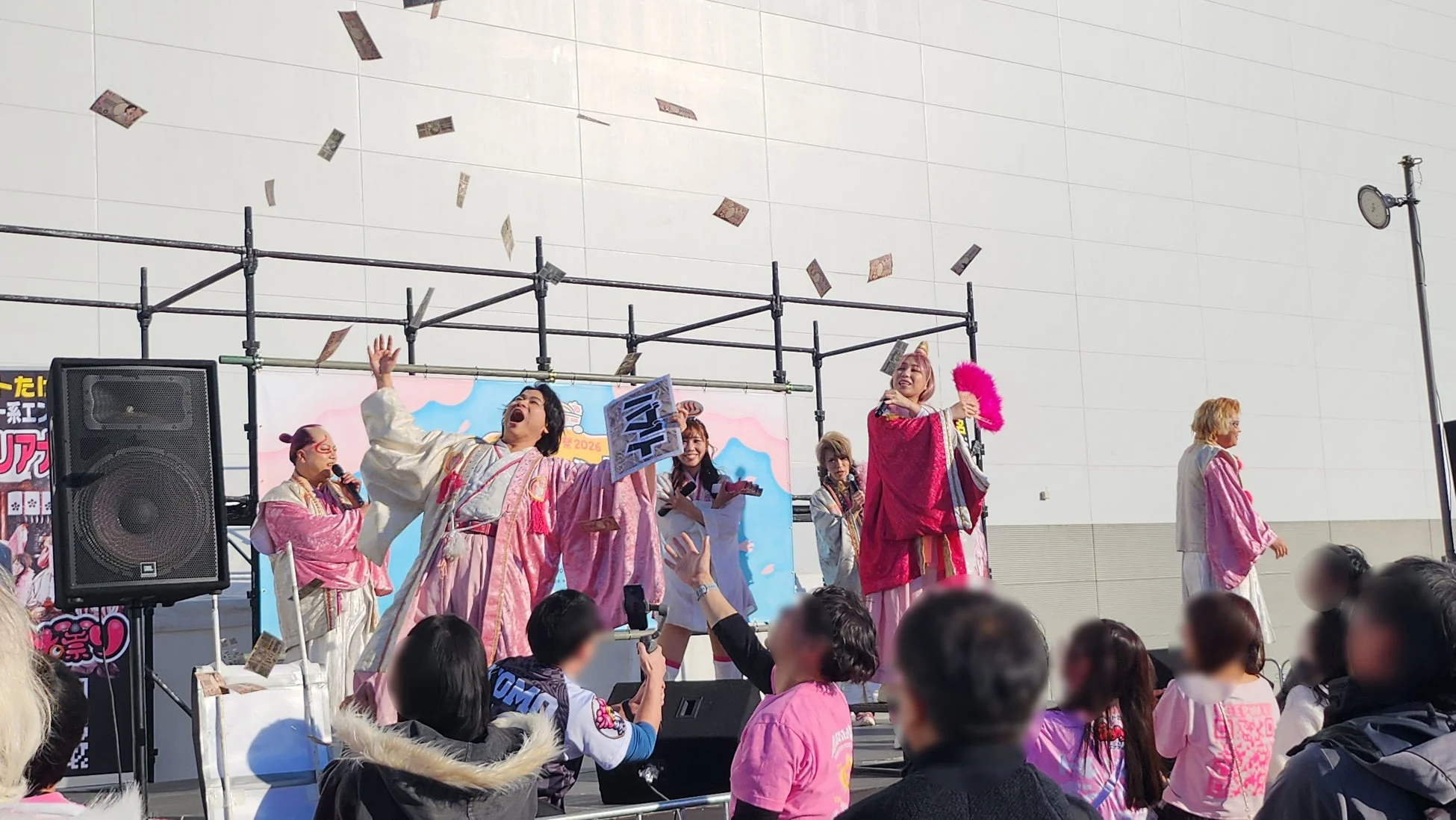 屋外ステージのパフォーマンス