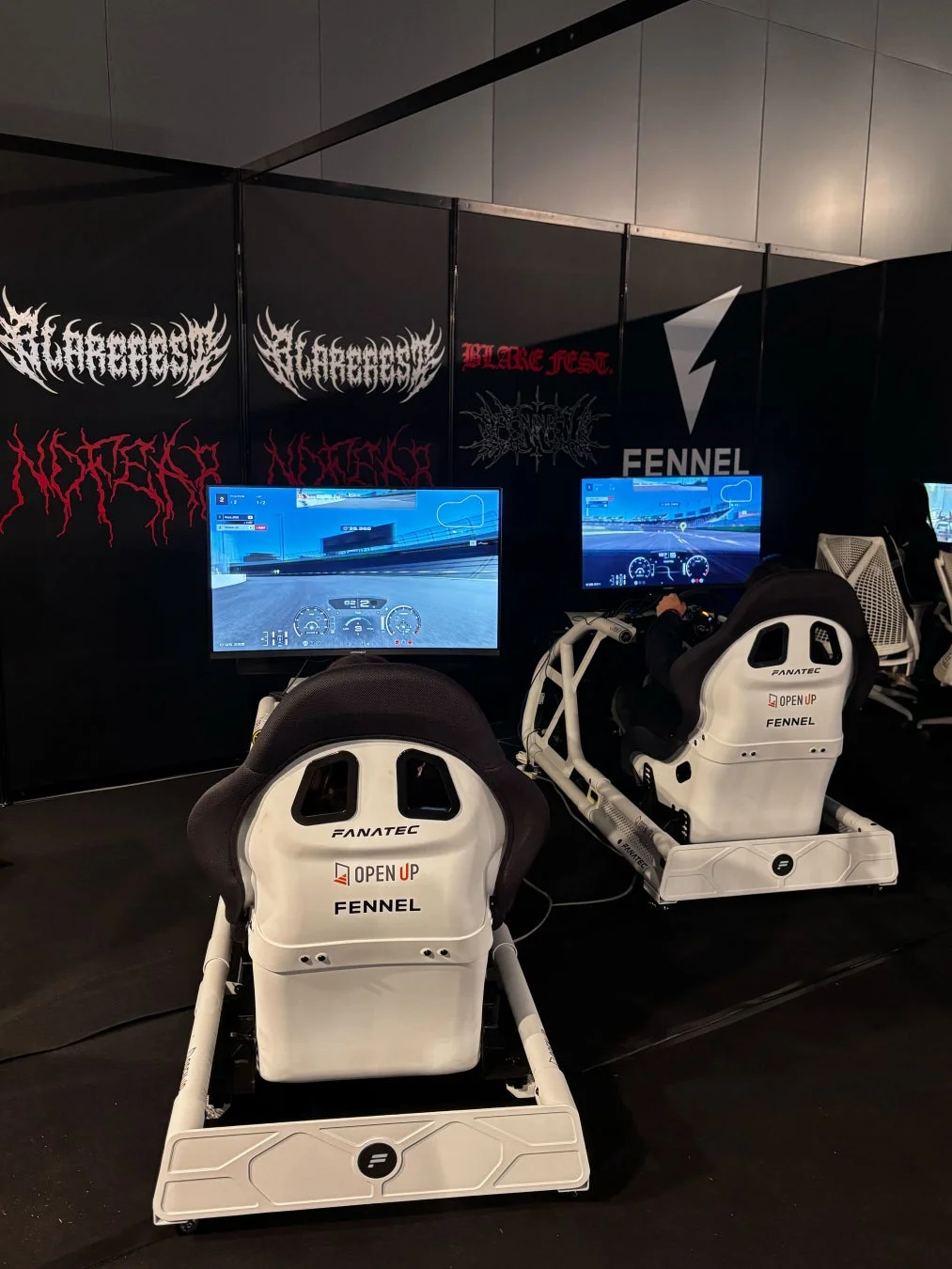 レーシングシミュレーターが2台設置されたブース