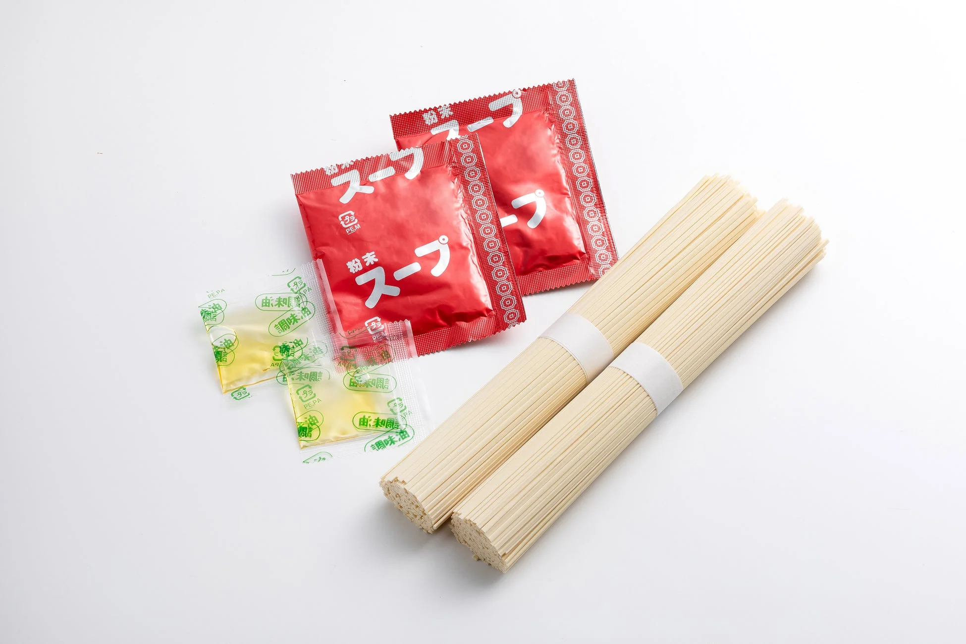 乾麺と粉末スープ、調味油のセット