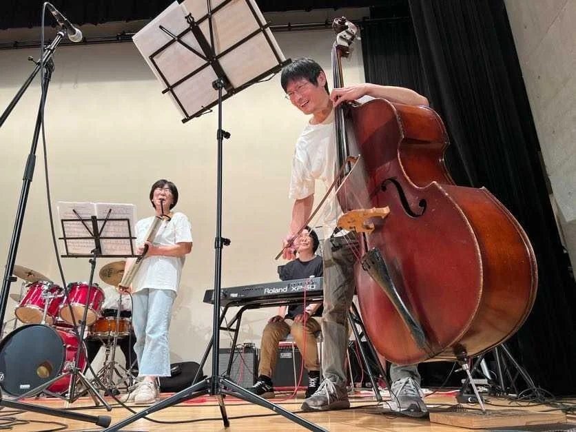 様々な楽器を演奏するバンドメンバー