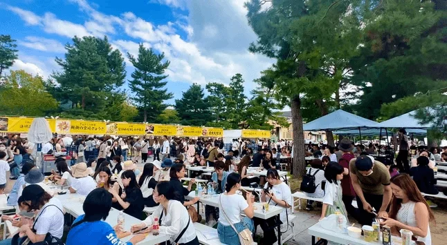 屋外イベントの食事風景