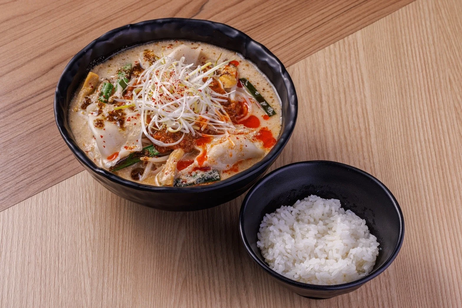 クリーミーで辛そうなラーメンと白いご飯のセット