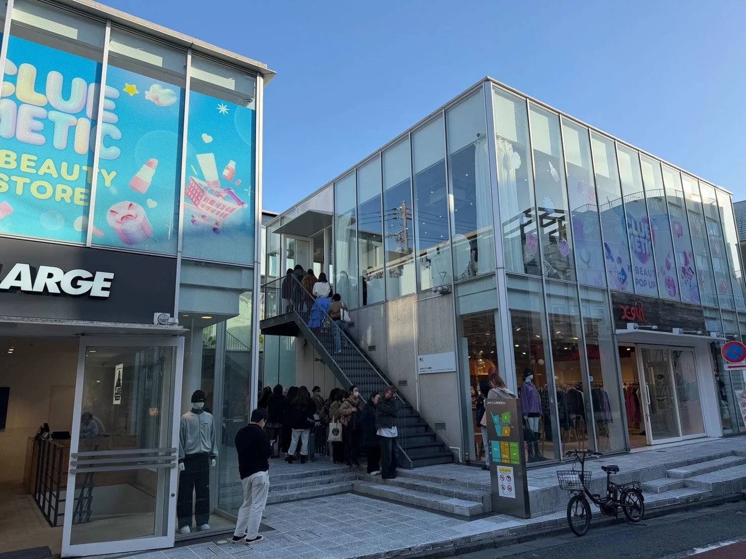 イベント会場外の行列